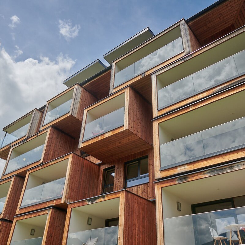 Modernes Holzwohnhaus mit großen Glasbalkonen