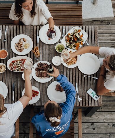 Vogelperspektive: Freunde essen gemeinsam im Freien