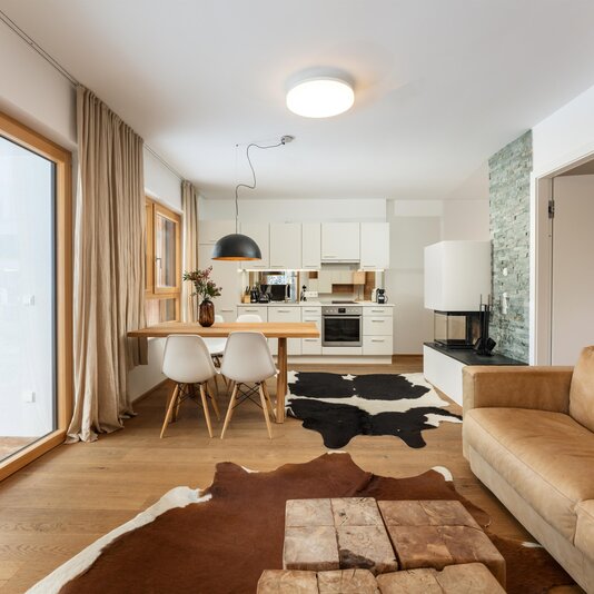 Offener Wohnbereich mit Essecke und Küche