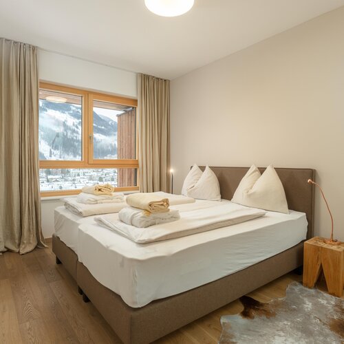 Hotelzimmer mit großem Bett und Bergblick