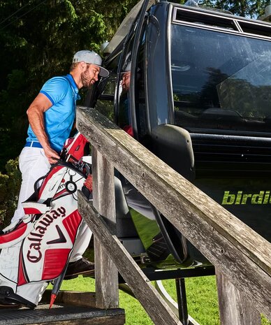 Mann lädt Callaway-Golftasche in Gondelbahn