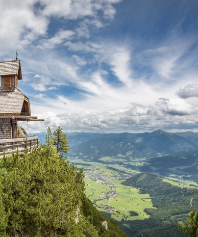 Holz-Almhütte am Klippenrand mit Talblick | © Christoph HUBER