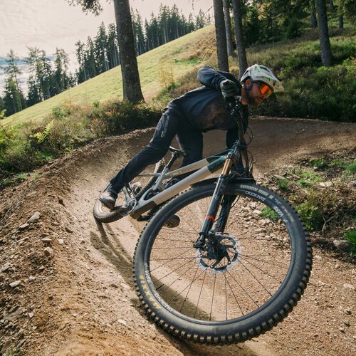 Mountainbike-Fahrer nimmt Kurve auf einem Waldweg