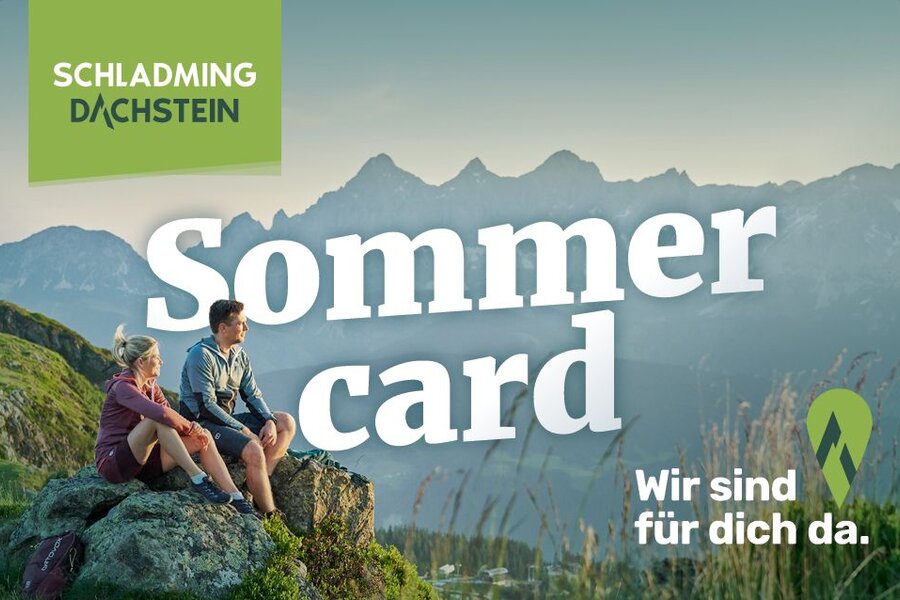Berglandschaft mit zwei Wanderern und Sommercard-Text