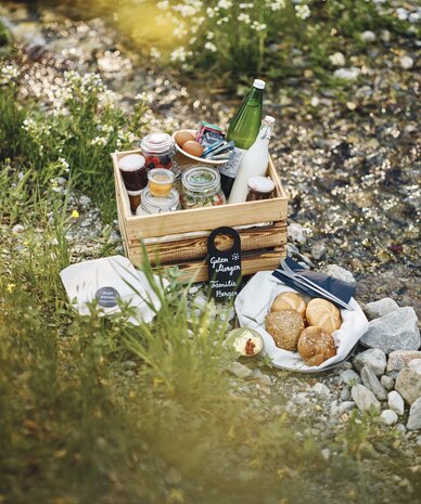 Picknick am felsigen Ufer; Schild liest Guten Morgen. | © RAPHAELGABAUER.COM