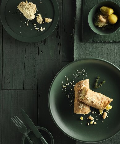 Grüner Esstisch mit Blätterteigrollen und Gemüse-Schale | © RAPHAELGABAUER.COM