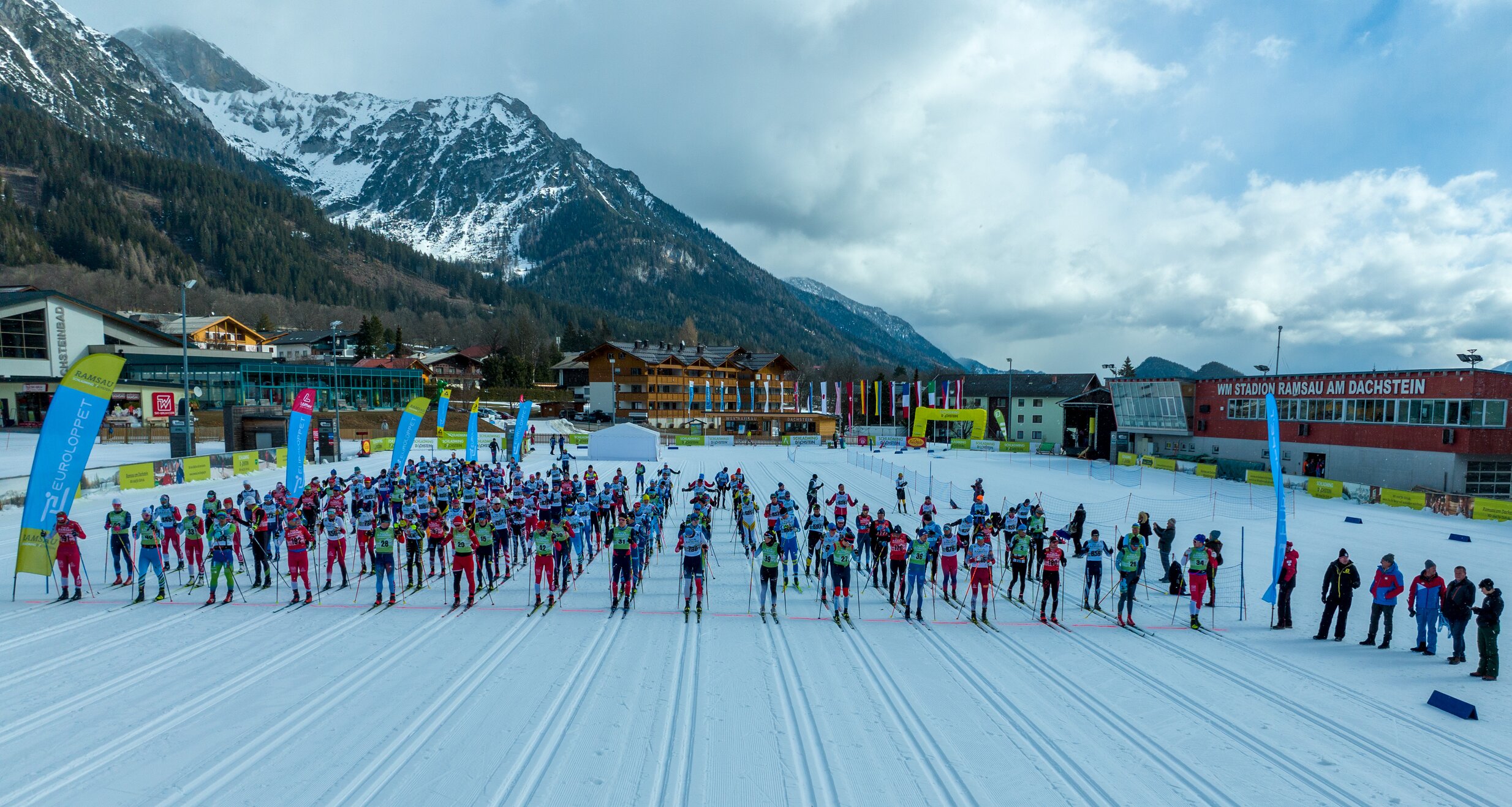 Skilangläufer stehen am Start im Ramsau Stadion | © Hans-Peter Steiner