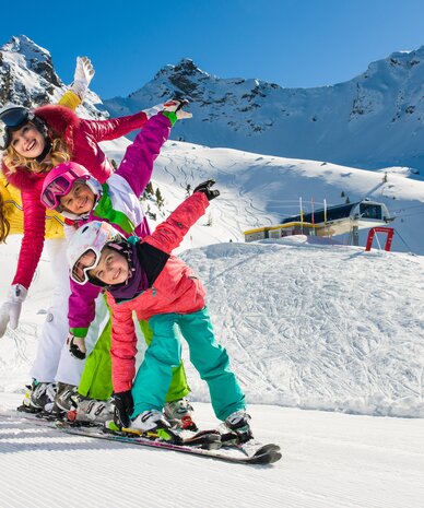 Group of five skiers leaning together on snowy slope | © Wolkersdorfer_Gerhard