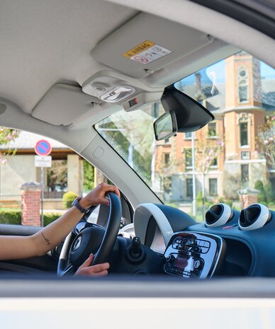 Frau fährt Auto, Hände am Lenkrad. | © Christian Hemmelmeir