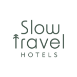 Logo von Slow Travel Hotels mit Baum-Motiv | © Anna-Lena Pöllmann