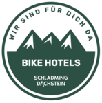 Rundes Abzeichen mit Bergsilhouette und Schladming Dachstein Bike Hotels