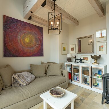 Gemütliches Wohnzimmer mit beigem Sofa und Wandkunst