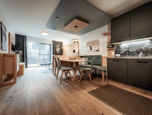 Offener Wohnbereich mit Esstisch, Sitzbank und Küche