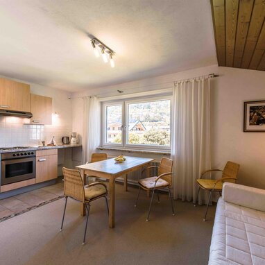 Küche und Essbereich mit Holzbalkendecke und Fenster