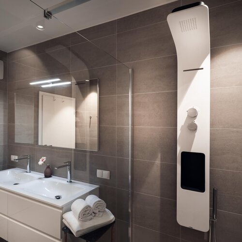 Modernes Badezimmer mit Doppelwaschtisch und Glasdusche