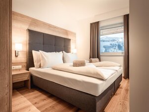 Geräumiges Hotelzimmer mit Kingsize-Bett und Bergblick