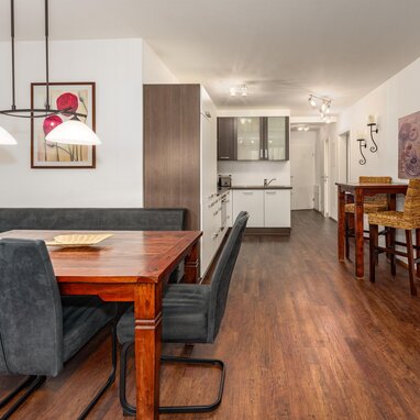 Offener Wohnbereich und Essbereich mit Holztisch und grauen Stühlen