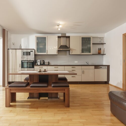 Moderne offene Küche mit Esstisch und Sitzbänken