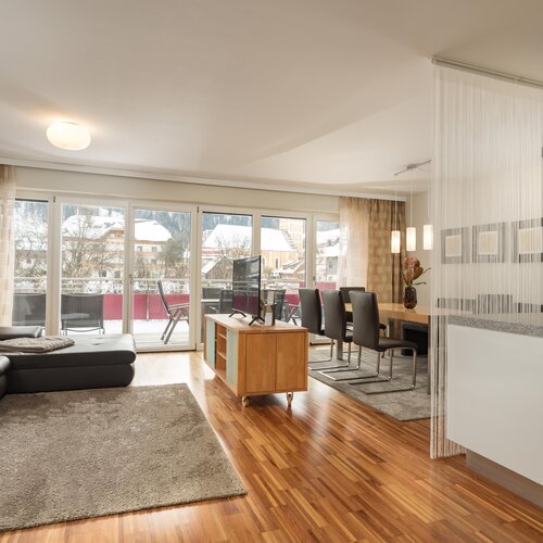 Heller offener Wohn- und Essbereich mit Balkonblick