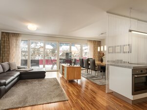 Heller offener Wohnbereich mit Sofa und Balkon