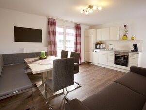 Offener Wohn- und Küchenbereich mit Esstisch