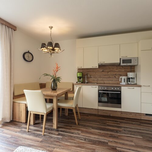 Heller offener Küchen- und Essbereich mit Holzakzenten