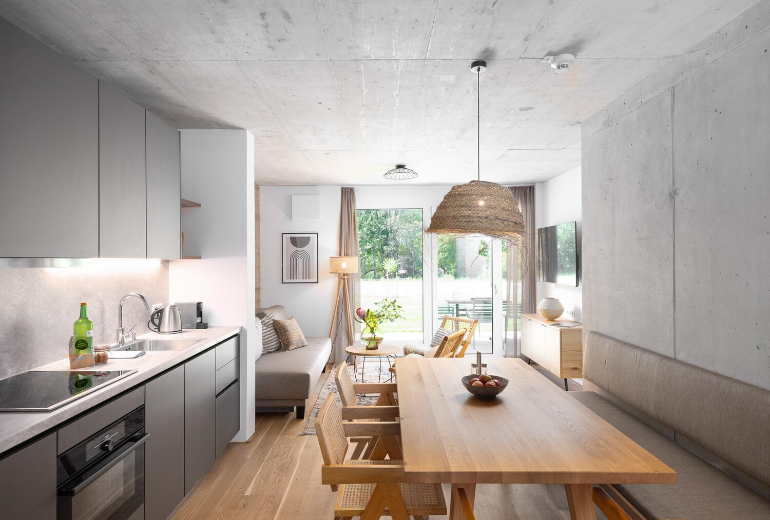 Moderner offener Küchen- und Wohnbereich mit Esstisch