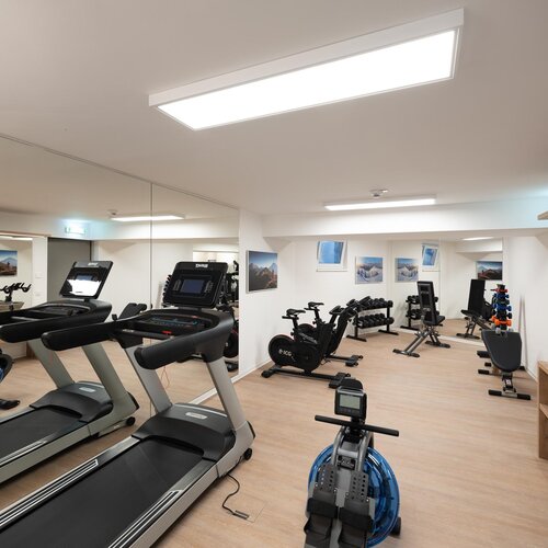 Gut ausgestattetes Fitnessstudio mit Laufbändern und Gewichten