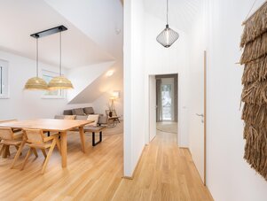 Heller offener Ess- und Wohnbereich mit Holzböden