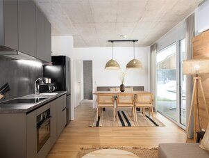 Offener Küchen- und Essbereich mit natürlichem Licht