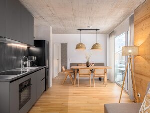 Offene Küche und Essbereich mit Holzboden