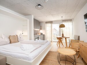 Helles modernes Studio mit Bett, Kochnische und Essecke