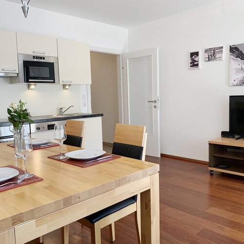 Offene Küche und Essbereich mit Holztisch