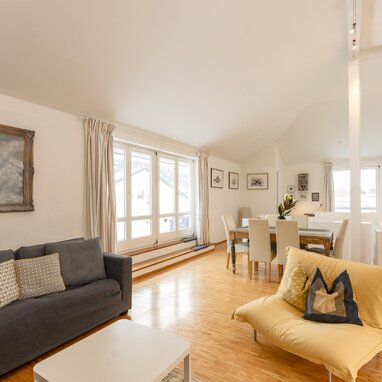 Heller offener Wohn- und Essbereich mit großen Fenstern