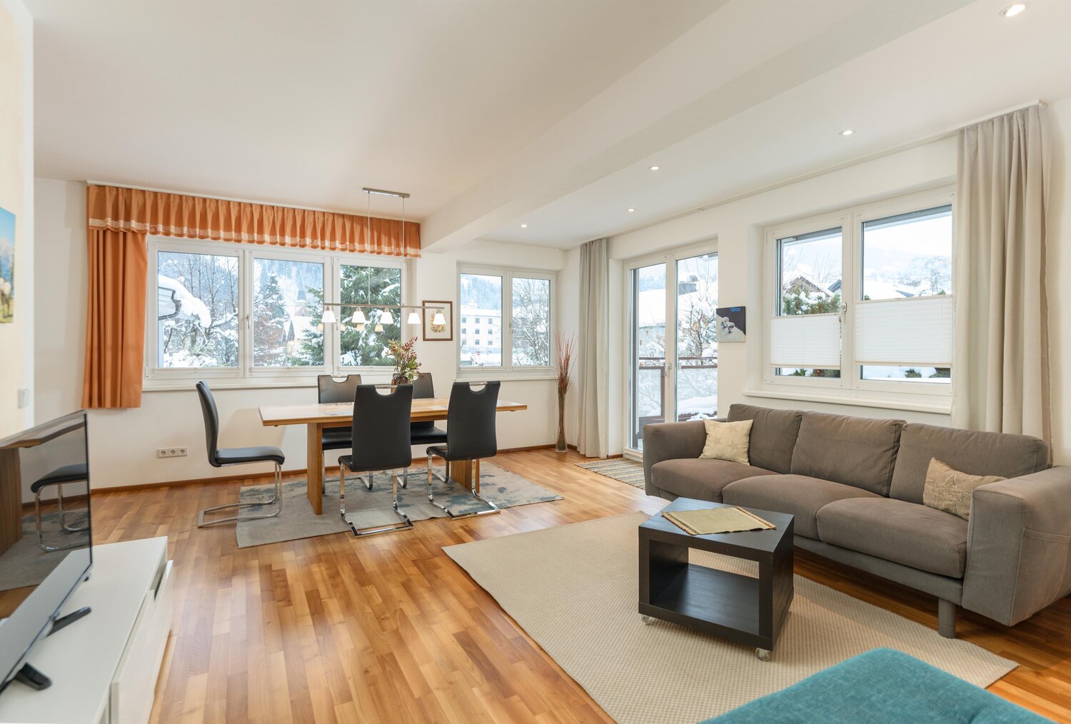 Helles, offenes Wohn- und Esszimmer mit großen Fenstern