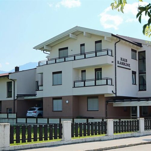 Moderner weißer Apartmentkomplex mit Balkonen und Beschilderung Haus Karoline