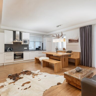 Offener Küchen- und Essbereich mit rustikalen Holzmöbeln