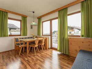 Gemütliche Essecke mit Holz-Tisch, Bank und Stühlen