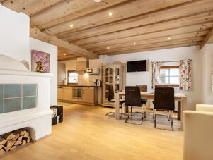 Offener Wohnbereich mit Küche, Esstisch und Kamin