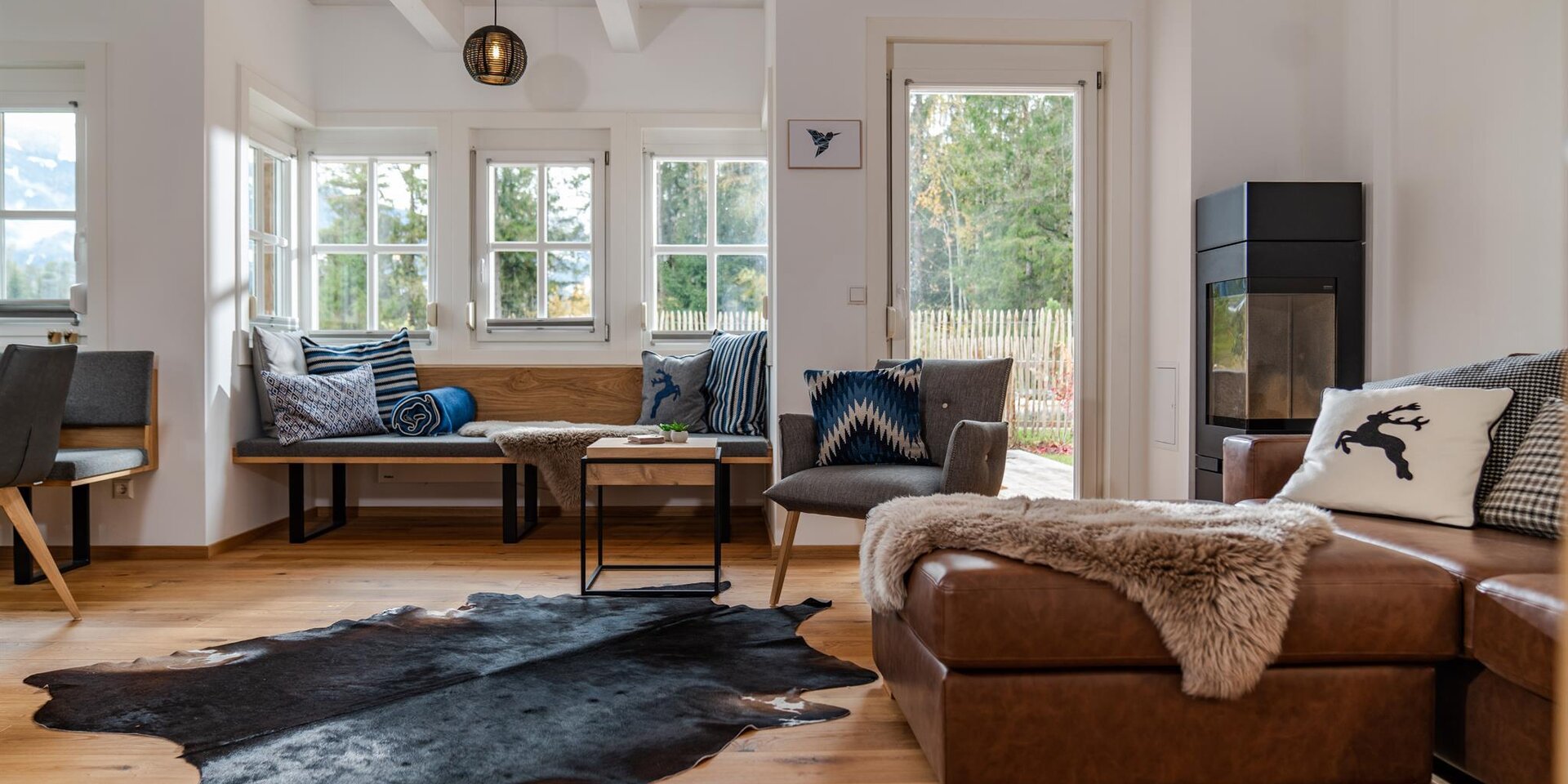 Helles Wohnzimmer mit Holzbalken, Sofa und Kamin