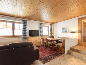 Gemütlicher Wohn- und Essbereich mit Holzdecke