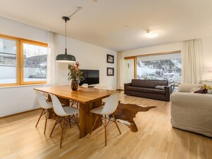 Helles offenes Wohn- und Esszimmer mit Holztisch und Stühlen