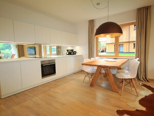 Helles modernes Küchen- und Esszimmer mit Holztisch