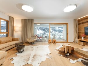 Helles Wohnzimmer mit beigem Sofa und Balkonblick