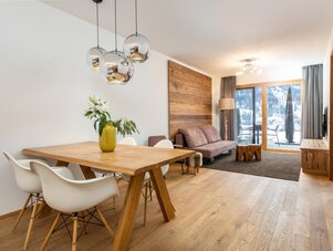 Offener Wohn- und Essbereich mit Holzmöbeln