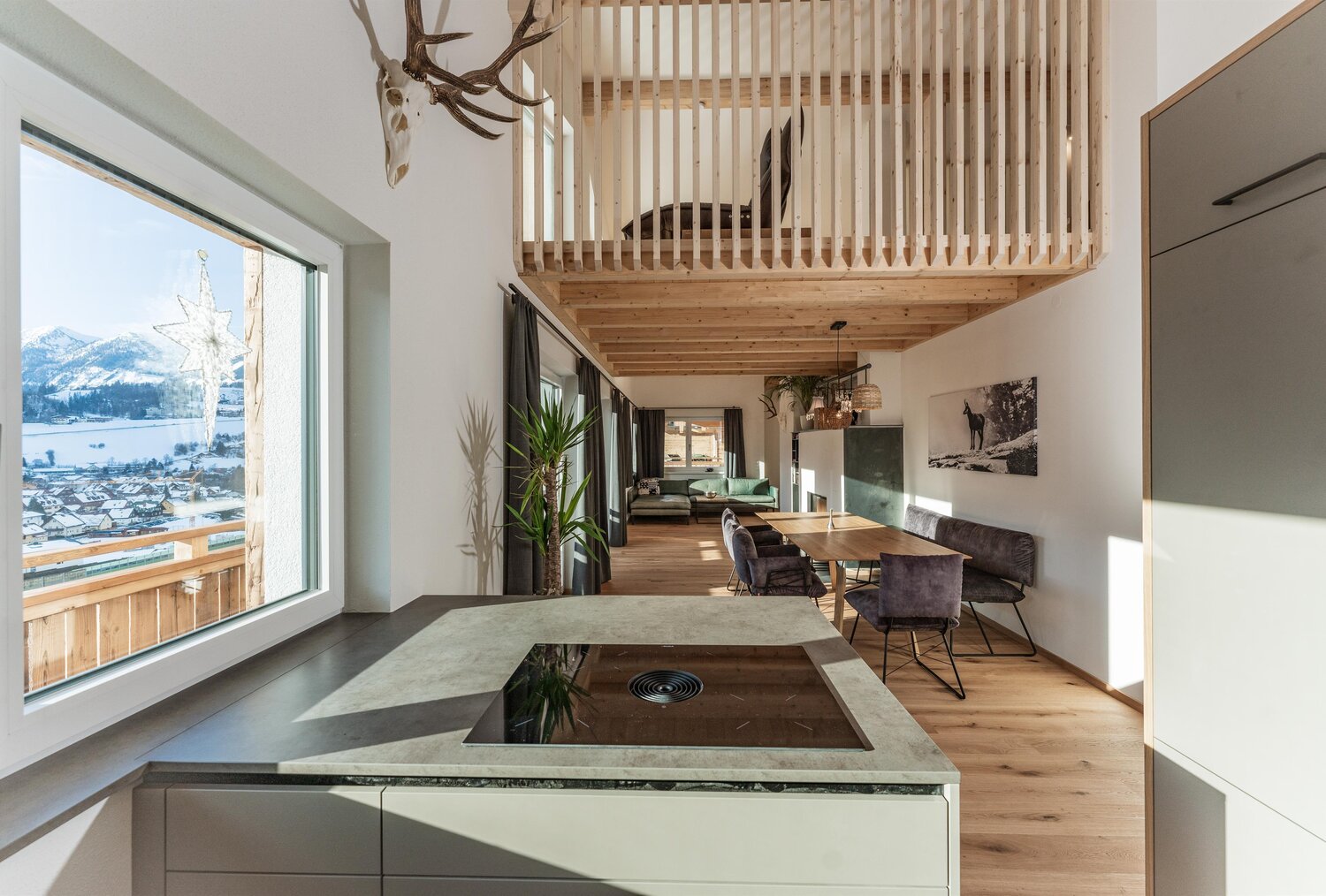 Offener Wohn- und Essbereich mit Holzbalken-Loft