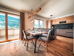 Heller Küchen- und Essbereich mit Bergsicht