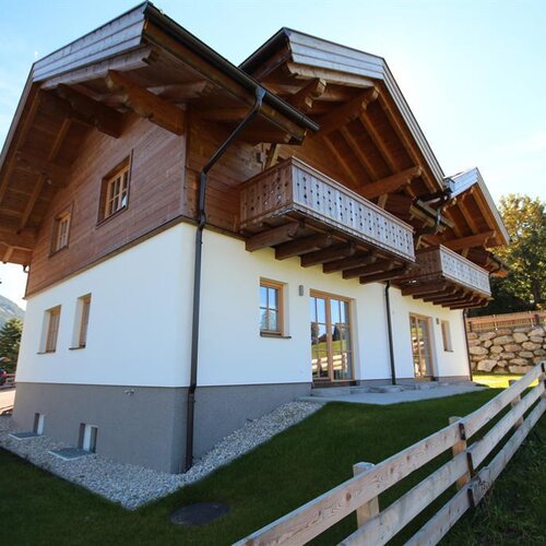 Holz-Chalet-Haus mit Balkonen und Rasen