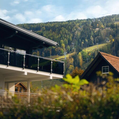 Modernes Haus mit Glasbalkon, Blick auf den Hügel