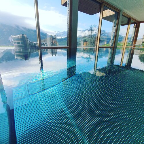 Innenpool mit Bergblick durch Glaswände